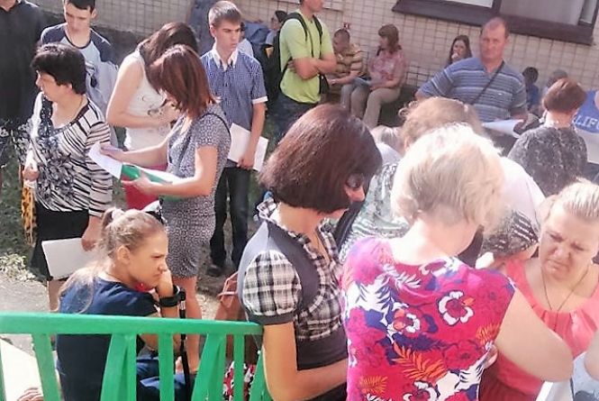 Без пандусів. 70 дітей з інвалідністю викликали на комісію в один день