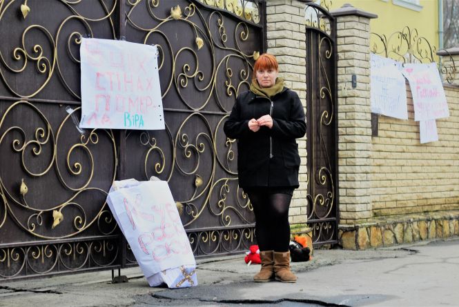 «В цих стінах померла віра». Під вінницьку єпархію московського патріархату принесли іграшки і труну