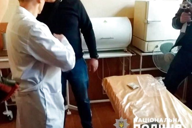 Чотири тисячі доларів за групу інвалідності: затримали лікаря-хабарника