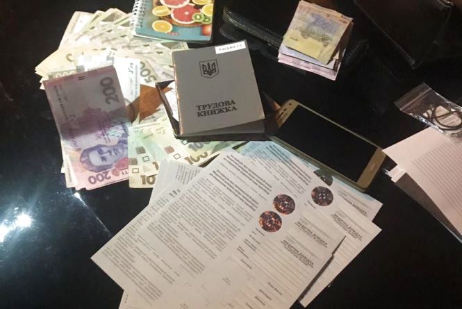 Водійські права за гроші: посередники домовились з керівником сервісного центру МВС