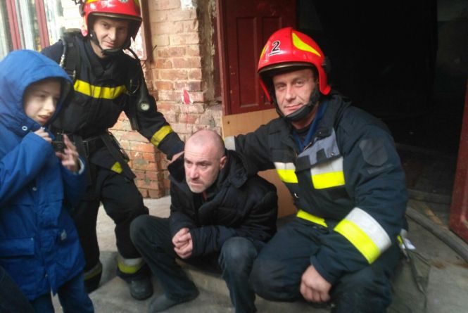 Пожежа на Довженка: 16 рятувальників та два врятованих життя