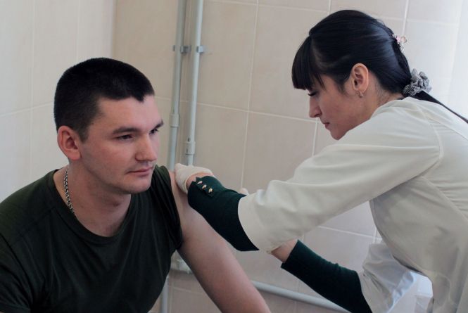 Нацгвардійці роблять щеплення проти дифтерії: від командира – до солдата