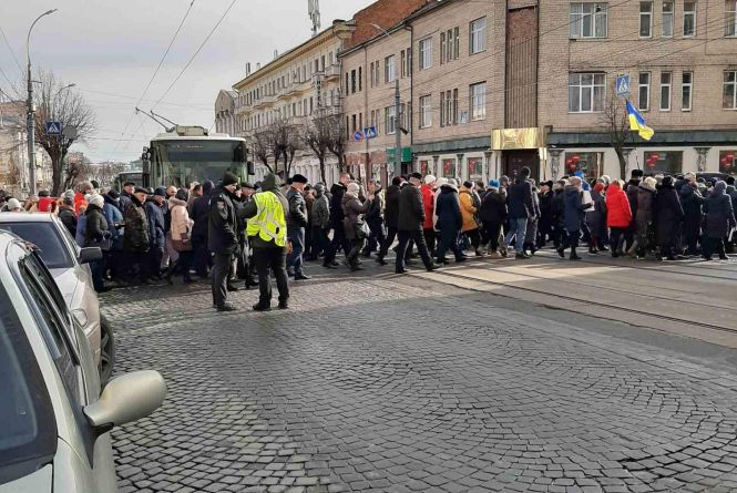 Мітинг під ОДА. Вимагають не закривати районну лікарню в Бару