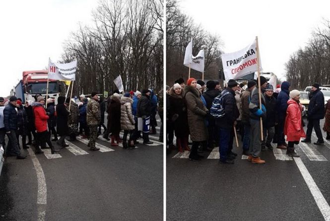 ДТП на акції протесту біля Михайлівки. Дорогу там продовжують перекривати