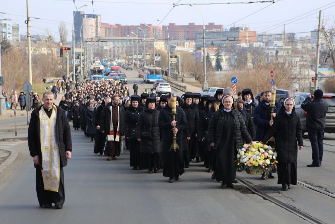 Колона монахів перекривала Соборну. Що це було?
