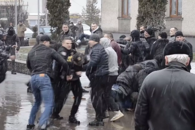 На Винниччине в Жмеринке произошло побоище между "Нацдружинами" и полицией (Фото и Видео)