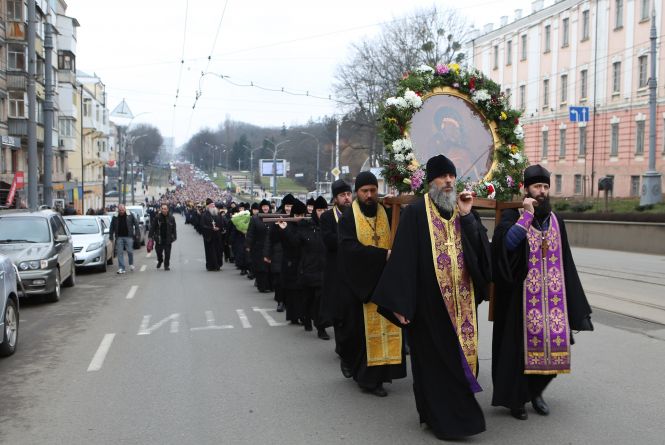 В Виннице сторонники русской церкви провели многотысячное шествие против коронавируса (Фото)