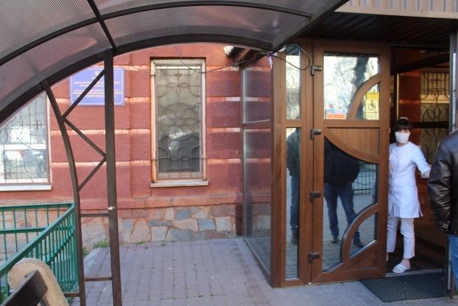 На коронавірус захворіло ще чотири медички з пологового. Пацієнтки закладу — на карантині