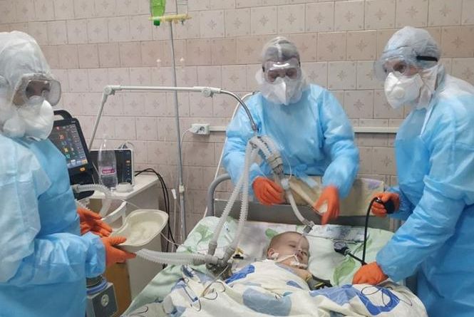 Маленький Павлик майже поборов коронавірус. Брифінг Скальського транслювали з лікарні