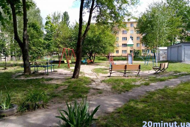 У дворі на Келецькій хлопець штурхав дітей та приставляв до голови одного із них ножа