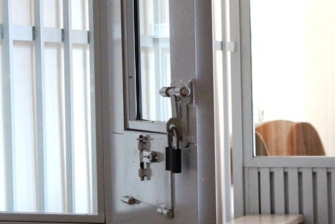 Підприємець, який свого часу брав хабар й за це був покараний, тікає від нового вироку