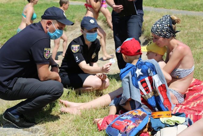 Поліція пройшла міськими пляжами та розповіла дітям про правила поведінки на воді