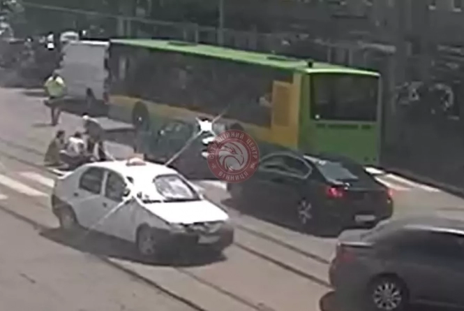 На Соборній водій Славути збив жінку на пішохідному переході. Є відео