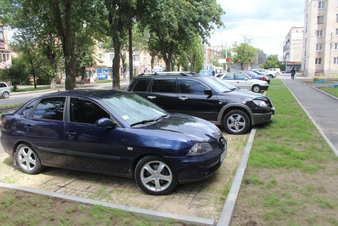 У подвір’ї на Замості зробили еко-парковку. Її ціна — 700 тисяч гривень