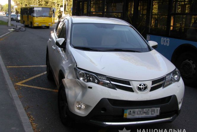 Дівчинка на велосипеді переїжджала дорогу — її збила водійка на Toyota