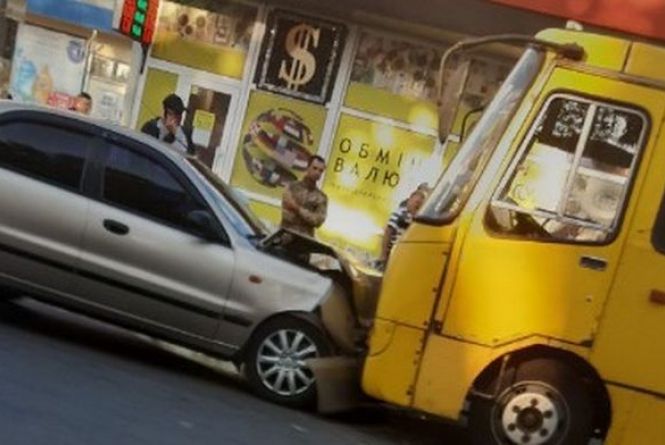 На «Мрії» водій Daewoo виїхав на зустрічну та врізався у маршрутку. Виклали відео