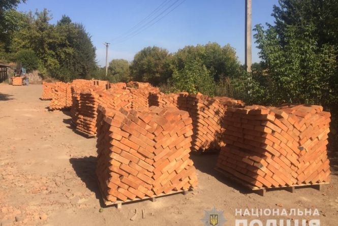 Обшуки цегельного заводу: в Теплицькому районі вилучили 400 тисяч штук цегли