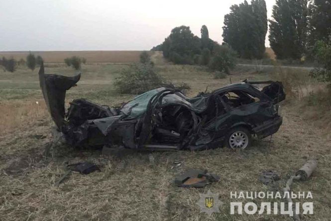 Суцільне месиво: біля Шаргороду водій на BMW злетів з дороги та перекинувся