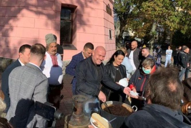 На Покрови вінничан підкупали солдатською кашею. Поліція відкрила провадження