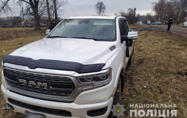 Водій на позашляховику збив дітей. У поліції кажуть, що вони перебігали дорогу