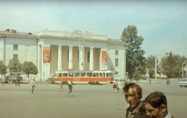 Усюди червоні знамена і майже немає автомобілів на вулицях. Як виглядала Вінниця 50 років тому