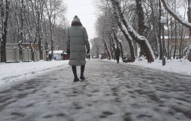 Зимове питання: хто має прибирати сніг та посипати дороги у вашому дворі?