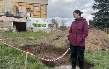 Навколо колишнього кінотеатру «Росія» викопали глибокі ями. Навіщо це зробили?