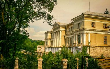 «Подільський Лувр» серед ландшафтного парку: дізналися історію палацу Комарів