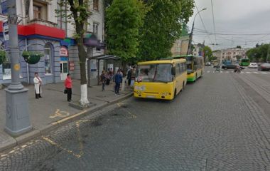 На Соборній оновлять дві зупинки: встановлять табло та адаптують для маломобільних