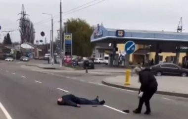 Біля авторинку «Сатурн» авто з ТЦК протягнуло чоловіка дорогою — інцидент потрапив на відео