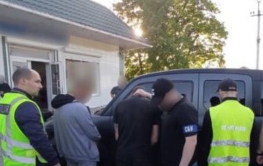 Судитимуть трійцю, що за $14 000 допомагала ухилянтам. Серед фігурантів — місцевий депутат