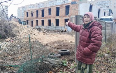«Вийшла з лікарні, а будинку нема, розвалили бульдозером»: як одинока жінка опинилася на вулиці