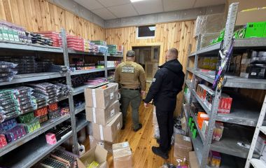 Контрафактні «електронки» на 10 мільйонів: викрили підпільну фабрику фальшивих вейпів