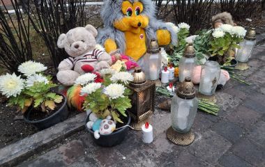 До зруйнованих будинків несуть дитячі іграшки та квіти. Репортаж з місця удару по Тернополю