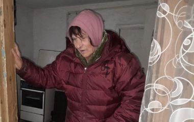 «Хочу тепла і більше нічого»: де нині жінка, яка опинилася на вулиці після того, як  розвалили будинок