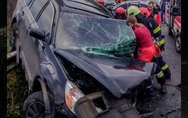 Під Вінницею машина «вилетіла» на відбійник: рятувальники діставали водійку