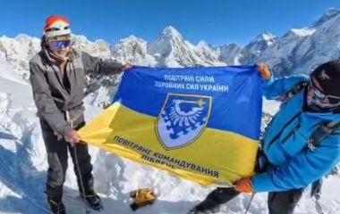 «Росіяни дивилися з-під лоба»: вінничанин у Гімалаях підняв прапор Повітряних сил і говорив про московську нечисть