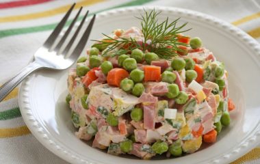 Новорічний «Олівʼє» подорожчав: скільки коштує святковий салат у 2025 році