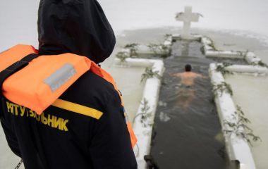 Як вінничани занурювалися на Водохреще: фоторепортаж