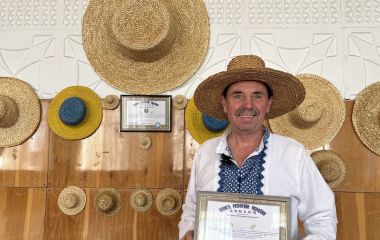 Майстер з Вінниччини сплів найбільшого різдвяного павука й потрапив до Книги рекордів