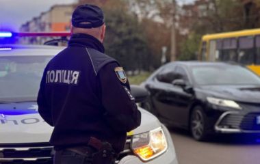 Чоловік у розшуку опинився в кайданках — патрульні доставили його до ТЦК