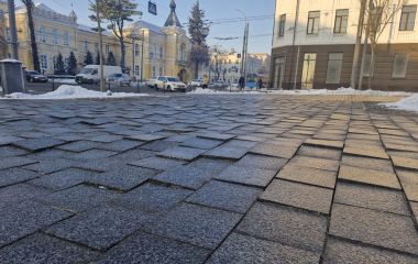 «Дністровські хвилі» за майже п’ять мільйонів: чому перекосилась нова плитка в центрі і чи будуть виправляти