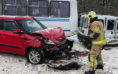 Під Жмеринкою рейсовий автобус потрапив у потрійну ДТП: людей діставали спецзасобами