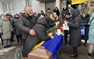 Понад 10 років мріяв про дітей, а загинув за день до їх народження. Попрощалися з Ярославом Мельницьким
