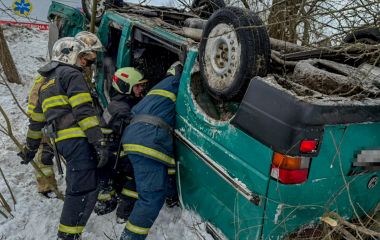 Смертельний виліт у кювет: мікроавтобус із людьми розбився між Бубнівкою та Дмитренками