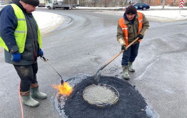 П’ять бригад латають дороги холодним асфальтом у Вінниці