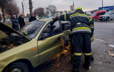 Сильна автотроща в Тульчині: рятувальники витягли 62-річного водія та пасажирку із деформованого авто
