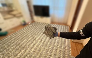 Підлога встелена доларами: дві лікарки «продавали» інвалідність у Вінниці