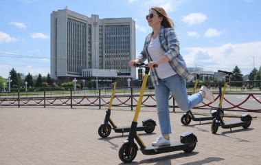 У місті працює чотири оператори з прокату електросамокатів. Яка вартість оренди в кожного?