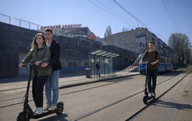Пішоходи проти електросамокатів: чому місто не може їх заборонити